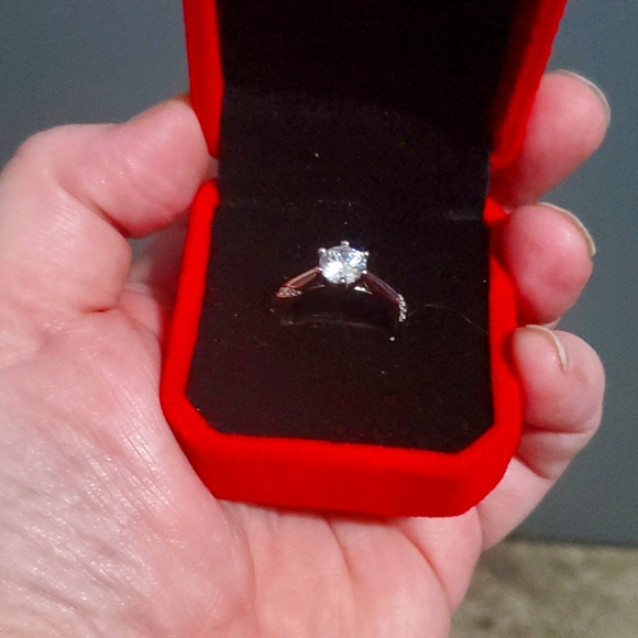 ring with a gem setting - Picture 1 of 3